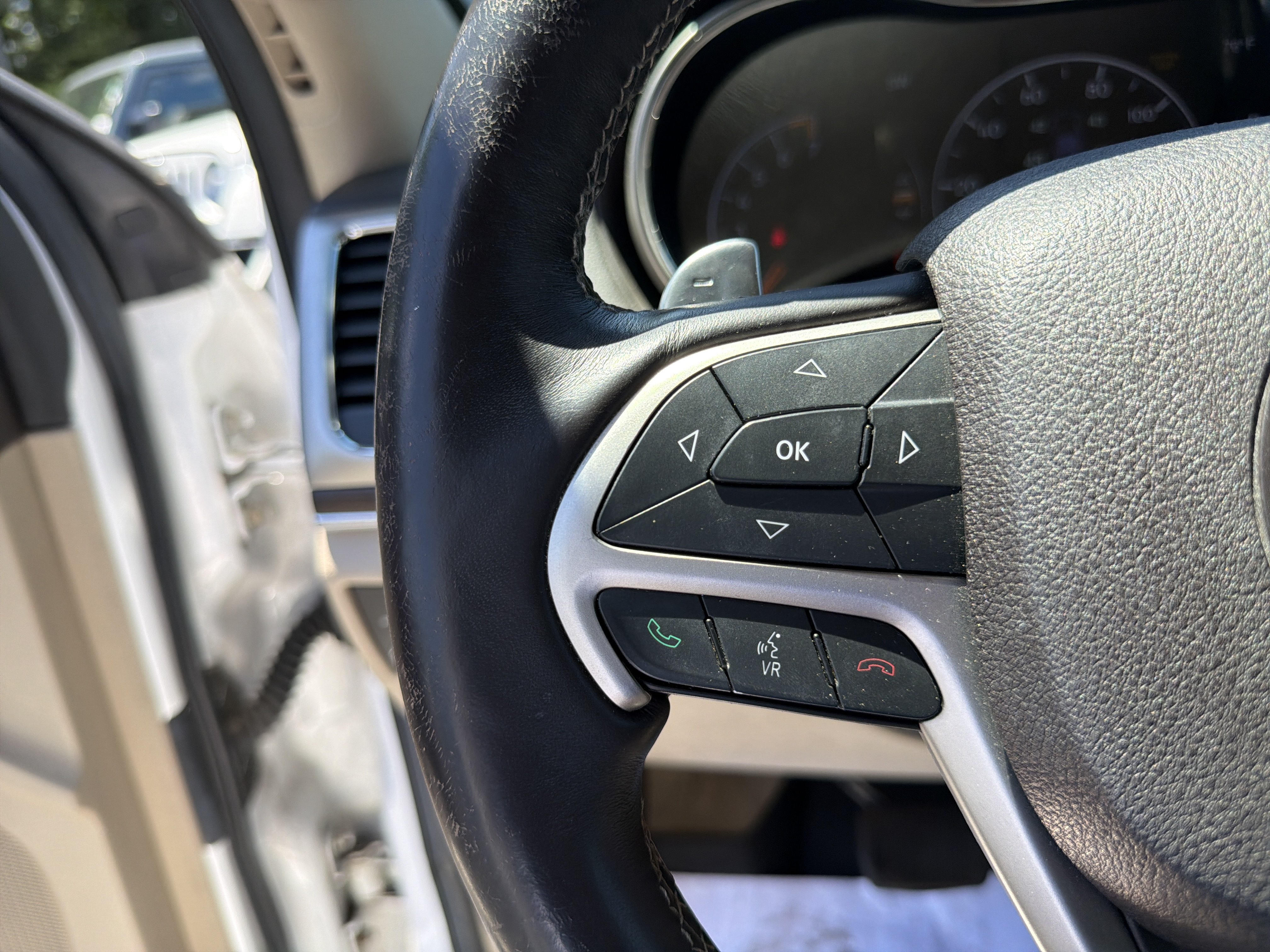 Used 2015 Jeep Grand Cherokee Overland w/ Advanced Technology Group AWD/4WD image 28
