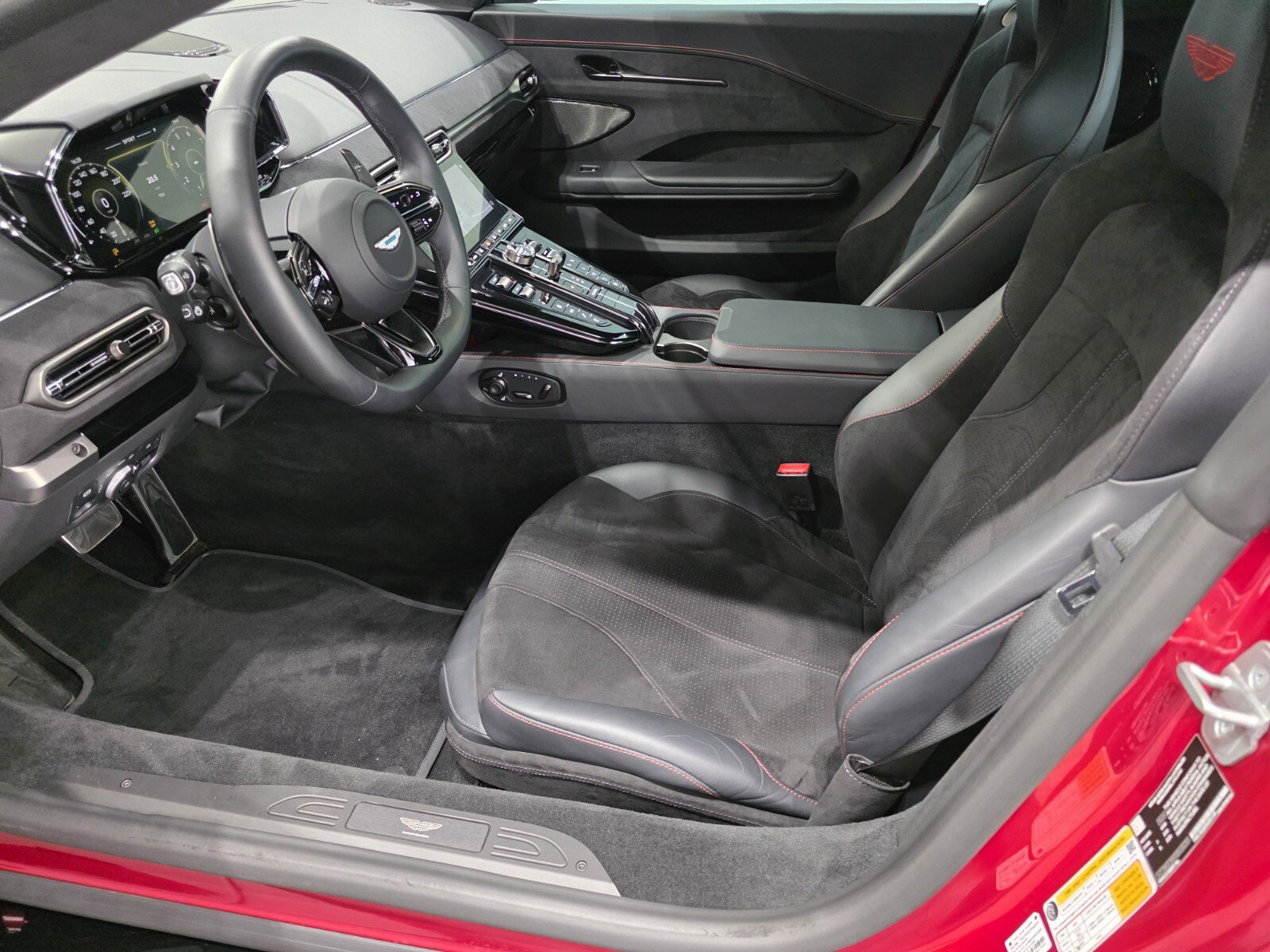 Used 2025 Aston Martin V8 Vantage Coupe image 17