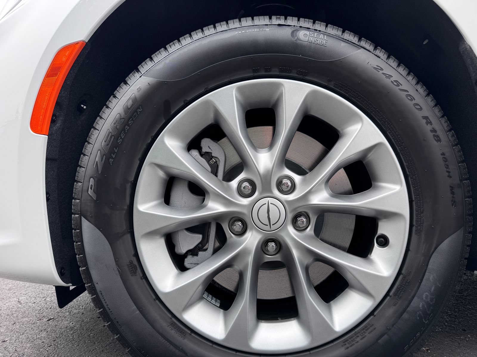 New 2025 Chrysler Pacifica Select AWD/4WD image 32