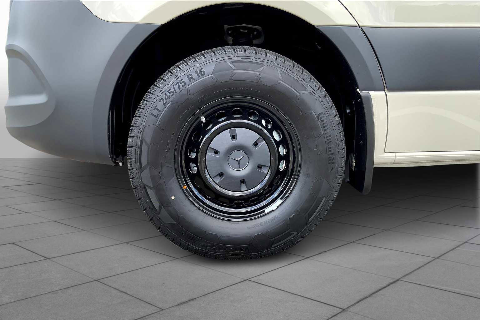 Used 2025 Mercedes-Benz Sprinter 2500 image 15