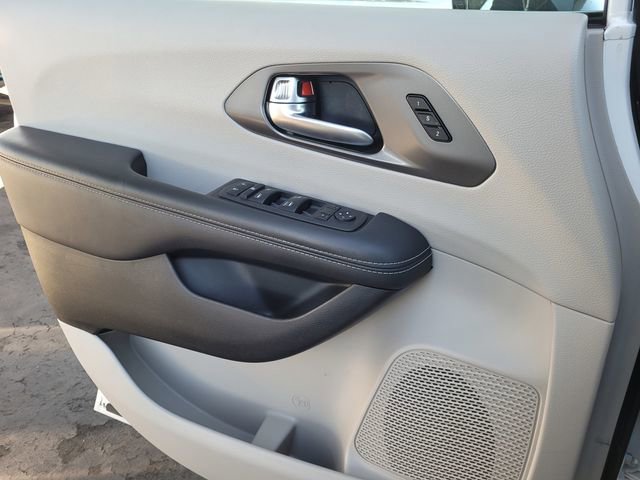 Certified 2024 Chrysler Pacifica Touring-L image 14