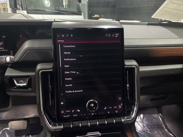 Used 2025 GMC Yukon XL Denali AWD/4WD image 21