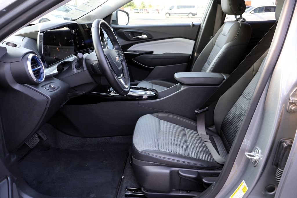 Used 2025 Chevrolet Trax LT w/ LT Convenience Package FWD image 29