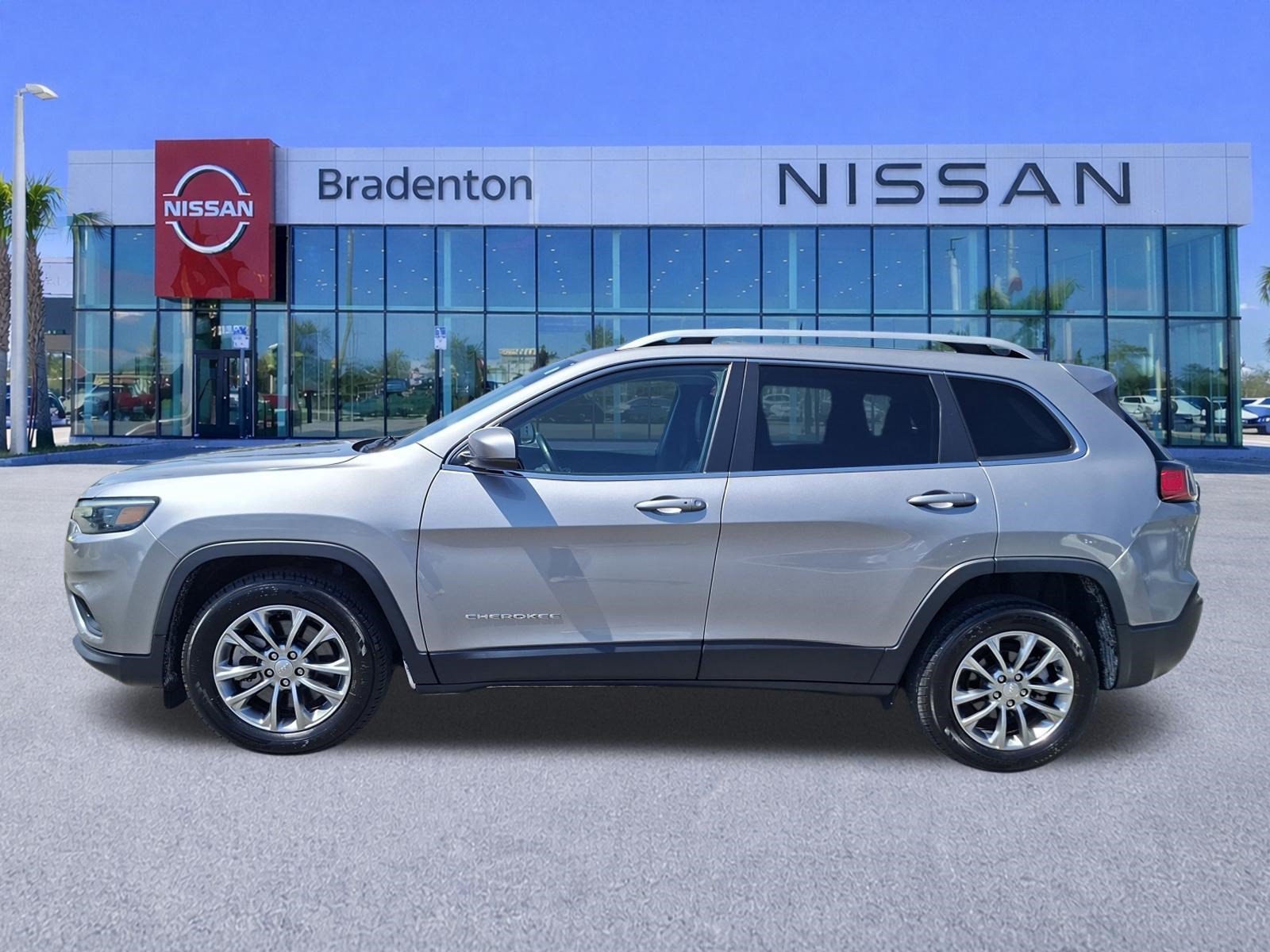 Used 2021 Jeep Cherokee Latitude Plus w/ Sun & Sound Group FWD image 8