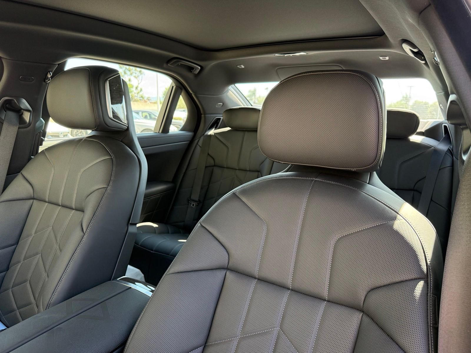 New 2026 BMW 750e xDrive w/ Premium Package AWD/4WD image 22