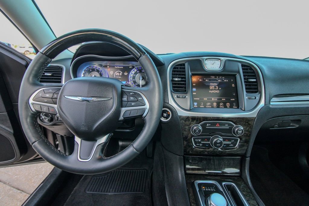 Used 2015 Chrysler 300 C RWD image 31