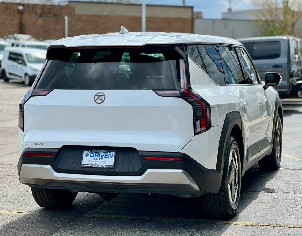 Used 2024 Kia EV9 Light Long Range RWD image 5