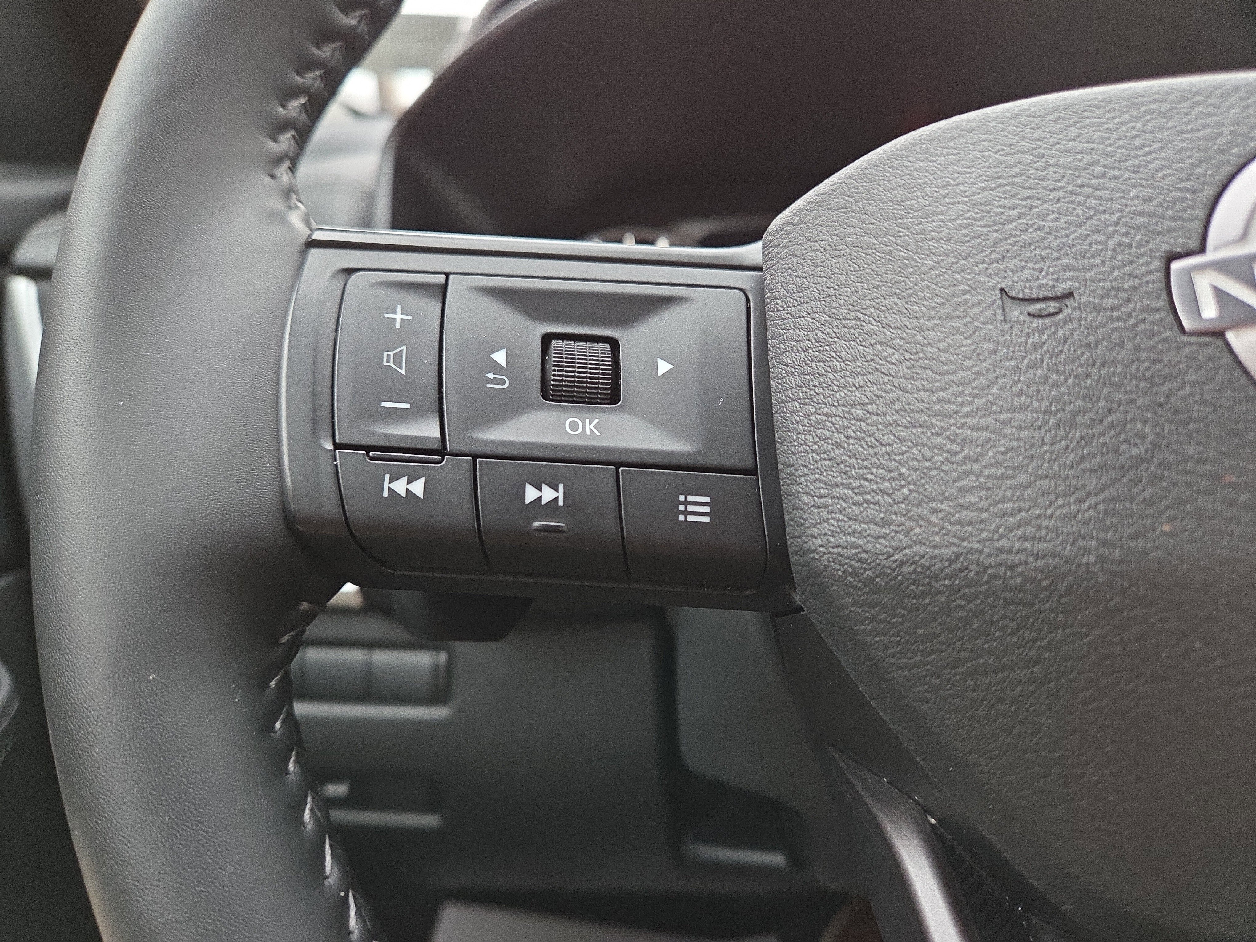 Used 2025 Nissan Rogue SV image 18