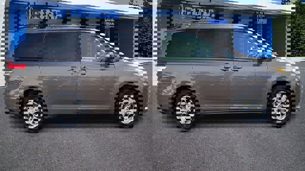 Used 2011 Toyota Sienna LE image 9