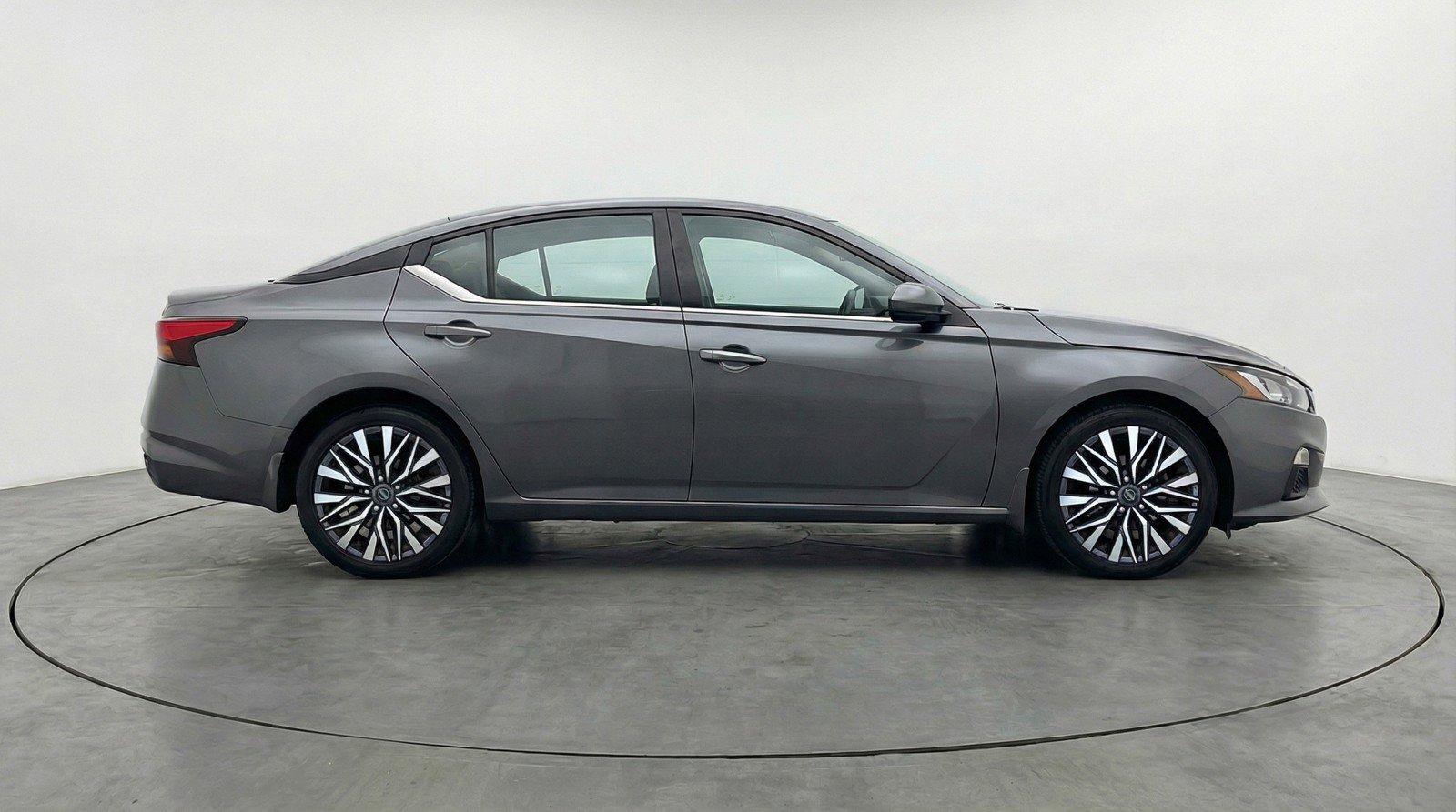 Used 2025 Nissan Altima 2.5 SV image 11