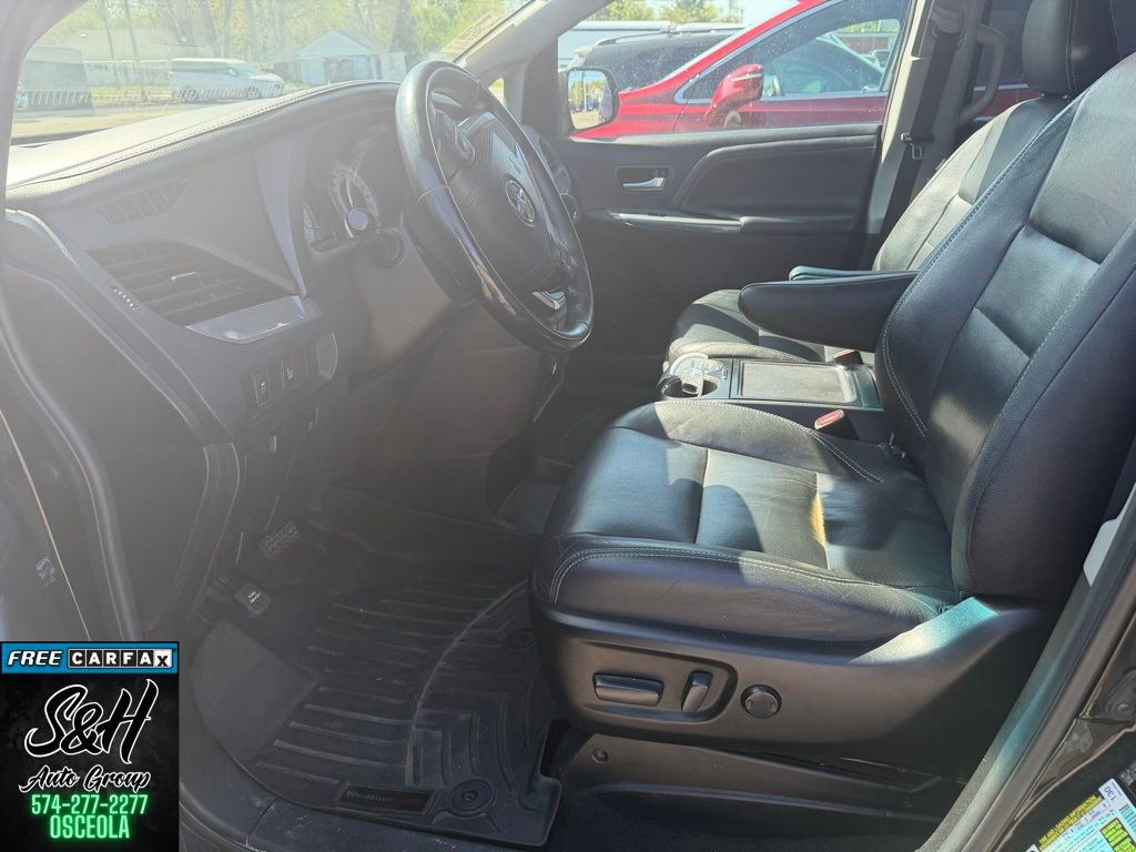Used 2017 Toyota Sienna SE Premium w/ Protection Package FWD image 4