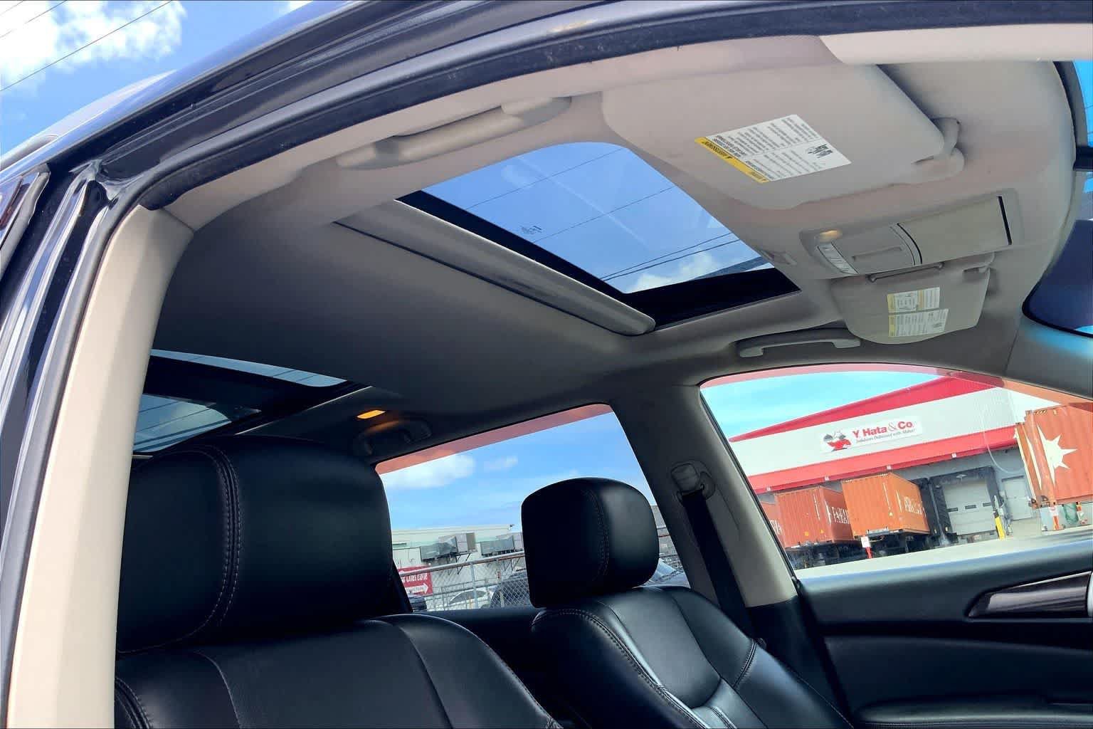 Used 2015 Nissan Pathfinder Platinum w/ Family Entertainment Package FWD image 30