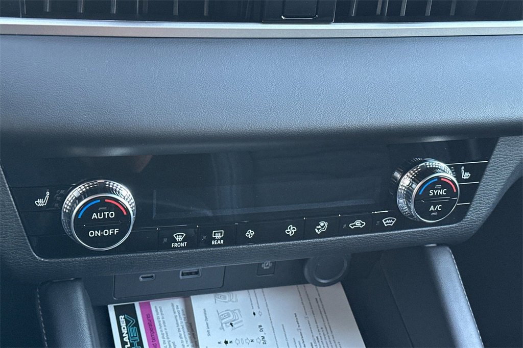 New 2025 Mitsubishi Outlander SE image 21