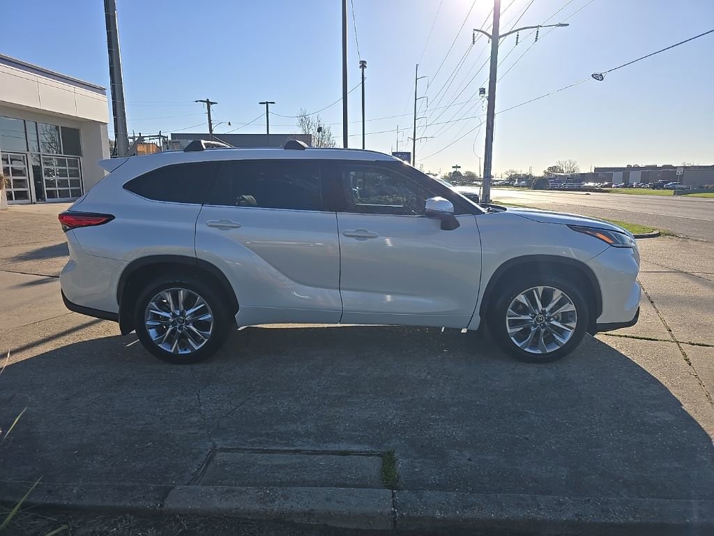 Used 2023 Toyota Highlander Limited image 3
