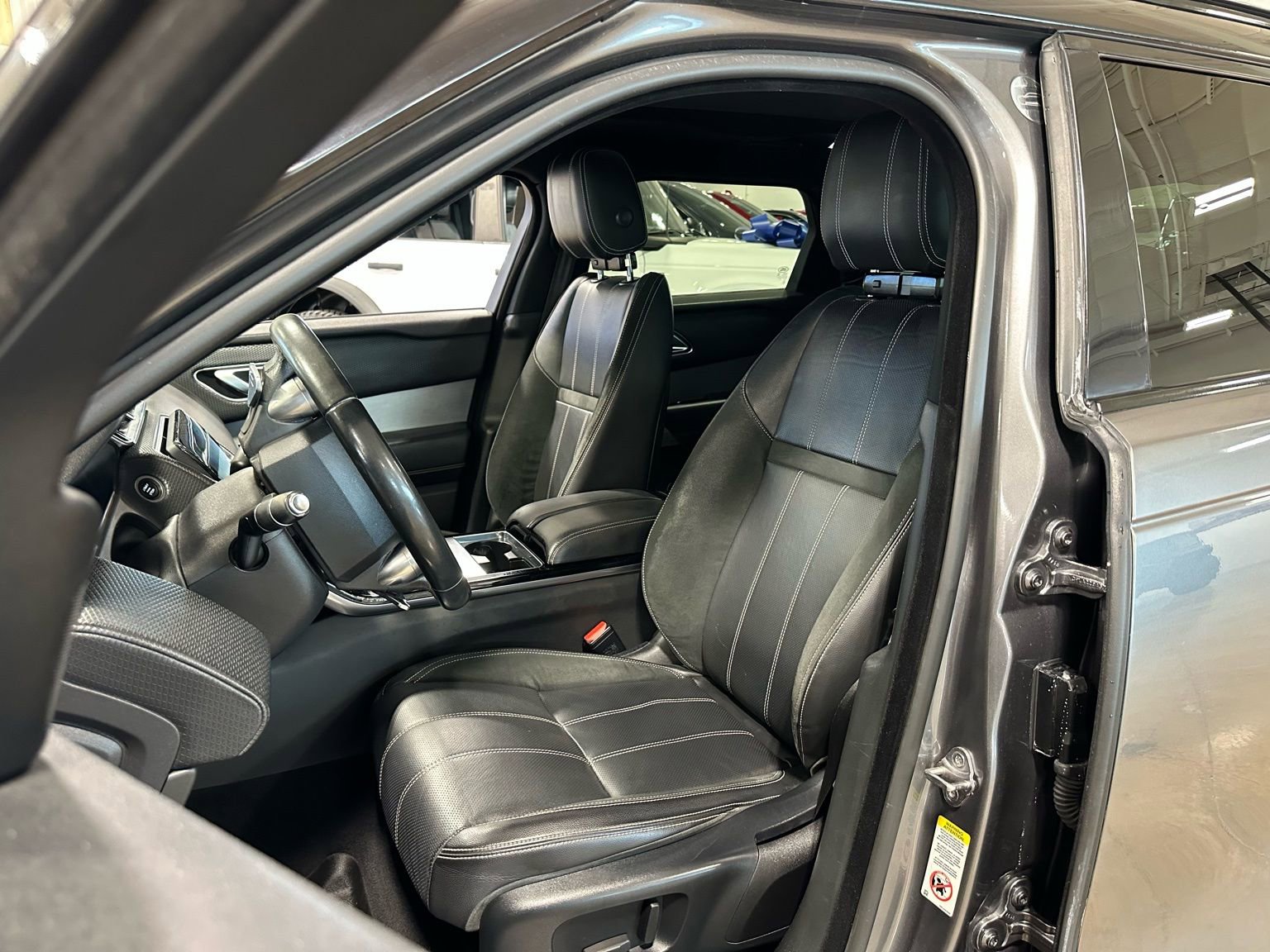 Used 2019 Land Rover Range Rover Velar R-Dynamic SE image 13