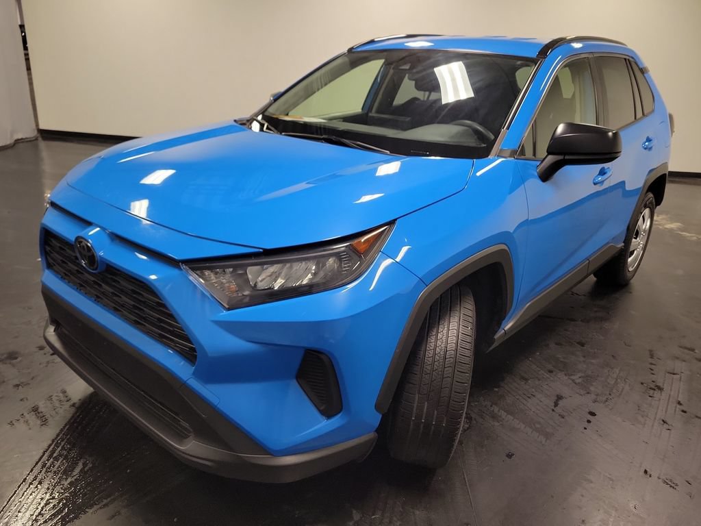 Used 2019 Toyota RAV4 LE FWD image 4