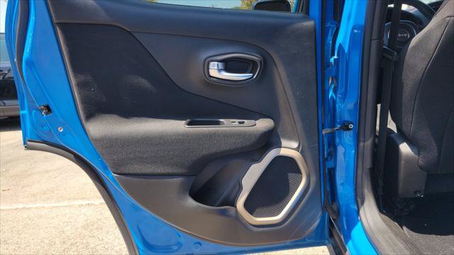 Used 2015 Jeep Renegade Latitude FWD image 13