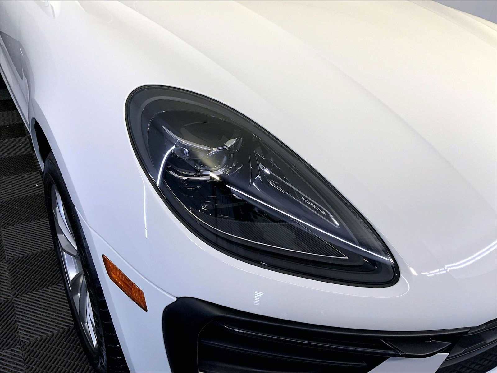Certified 2023 Porsche Macan image 12