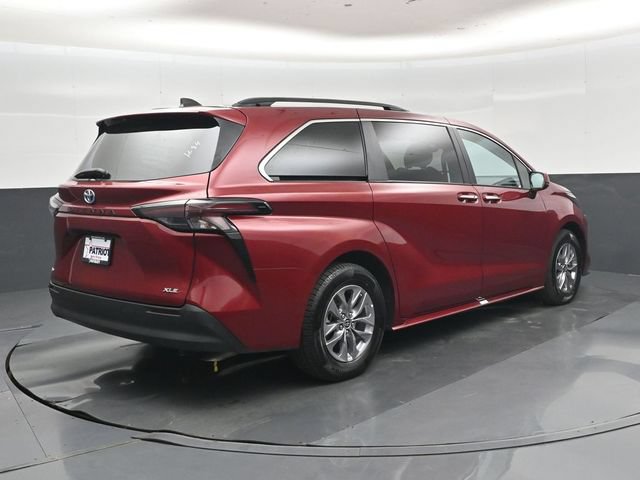 Used 2025 Toyota Sienna XLE FWD image 3