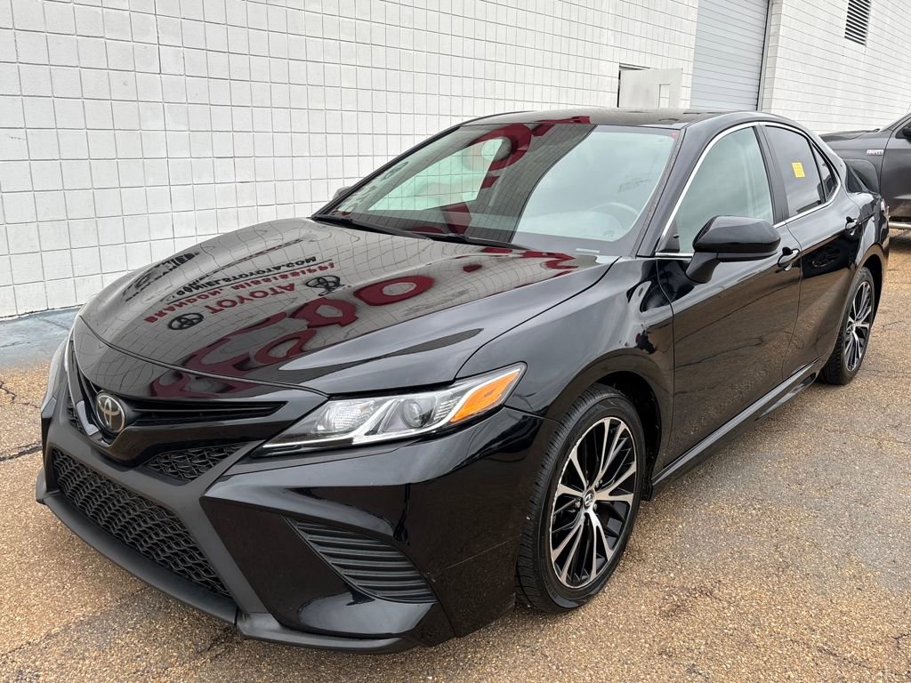Used 2020 Toyota Camry SE image 1