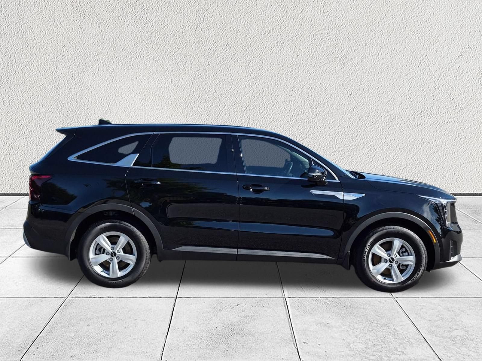Used 2026 Kia Sorento LX FWD image 2