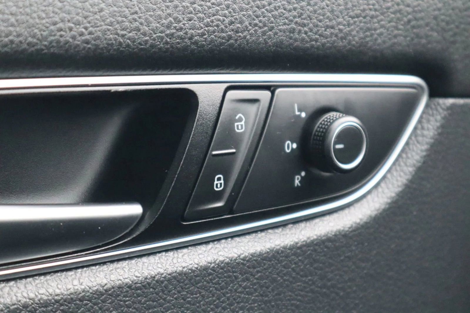 Used 2017 Volkswagen Passat 1.8T S image 23