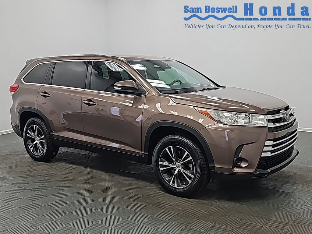 Used 2019 Toyota Highlander LE FWD image 1