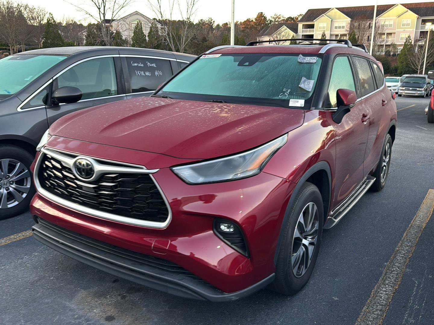 Used 2022 Toyota Highlander XLE image 2