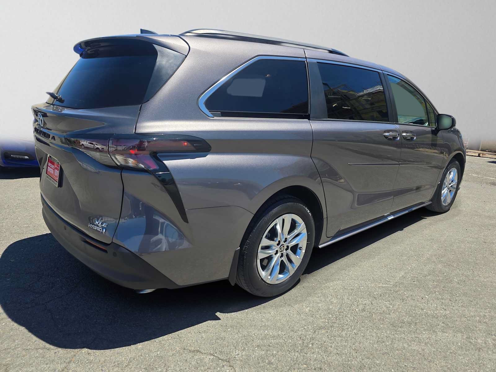 Used 2023 Toyota Sienna XLE w/ XLE Plus Package FWD image 3