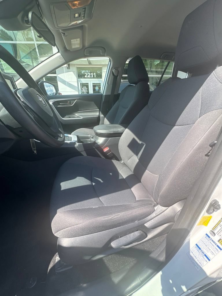 Used 2021 Toyota RAV4 LE AWD/4WD image 10