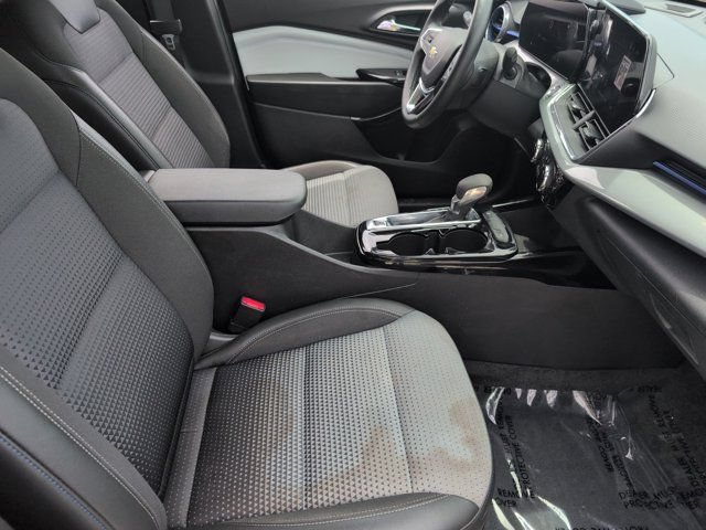 Used 2025 Chevrolet Trax LT w/ LT Convenience Package FWD image 30