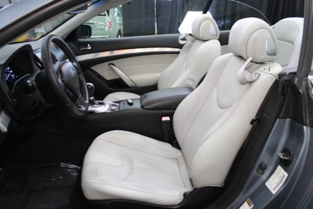 Used 2015 INFINITI Q60 Convertible w/ Premium Package RWD image 15