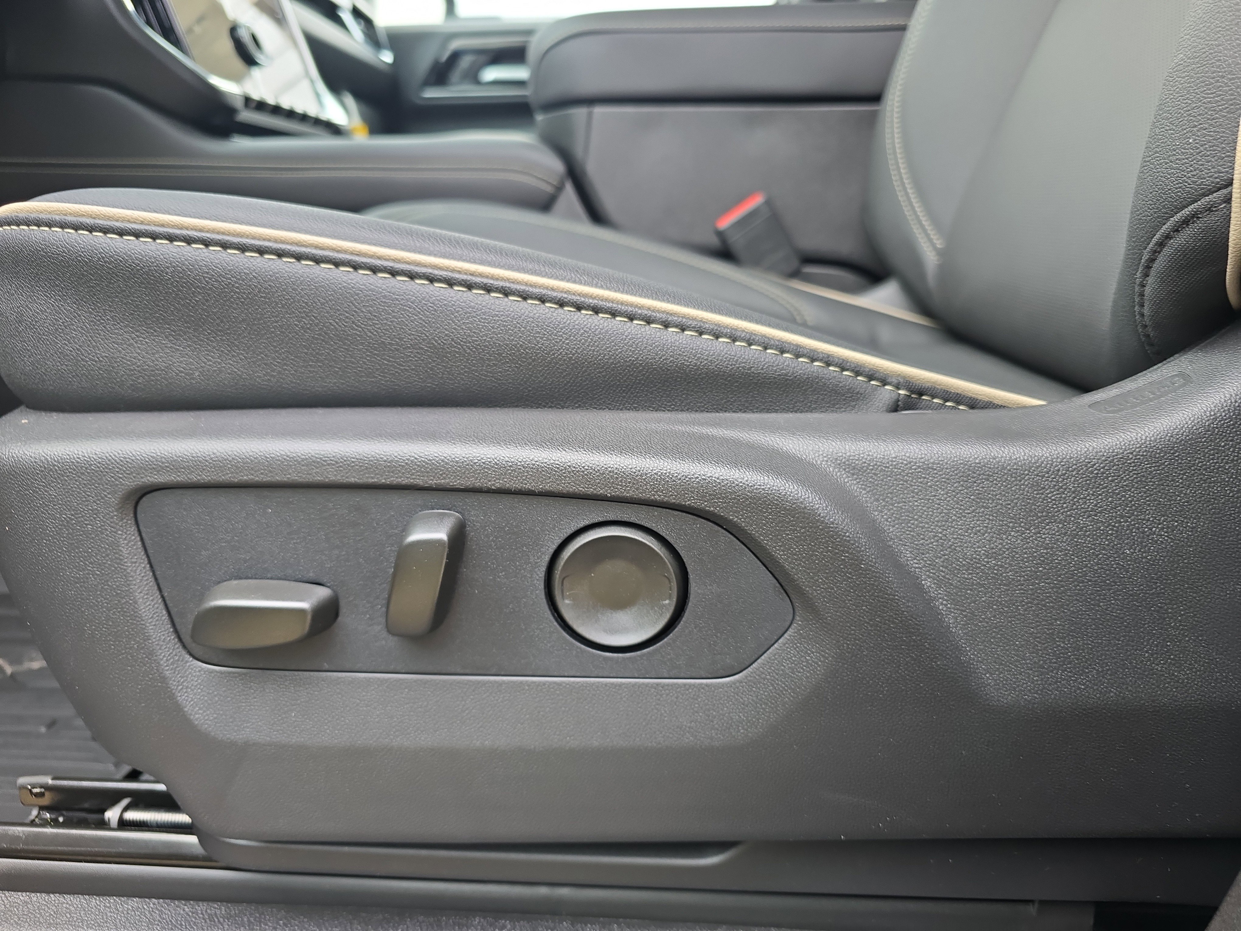 New 2026 GMC Yukon XL Elevation w/ LPO, Floor Liner Package image 13