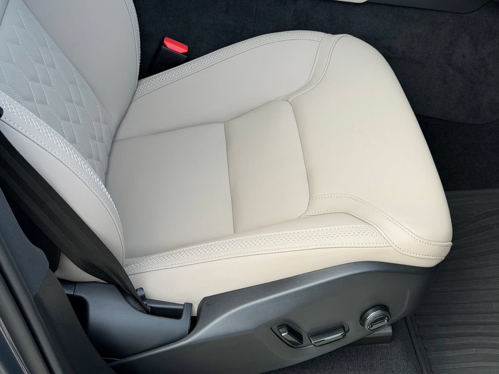 New 2026 Volvo XC90 B6 Plus w/ Protection Package Premier AWD/4WD image 8