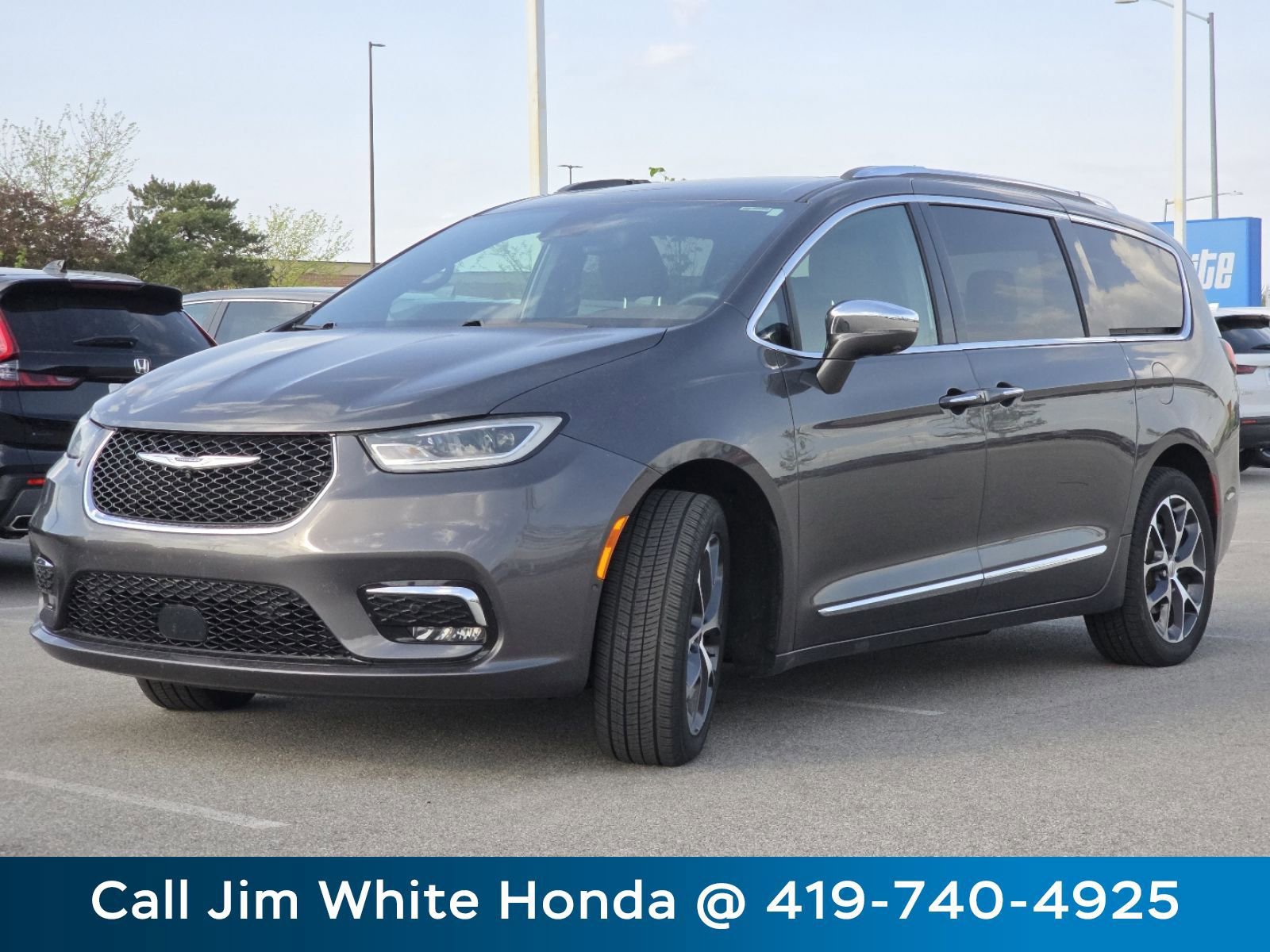 Used 2021 Chrysler Pacifica Limited w/ Uconnect Theater Family Group AWD/4WD image 13