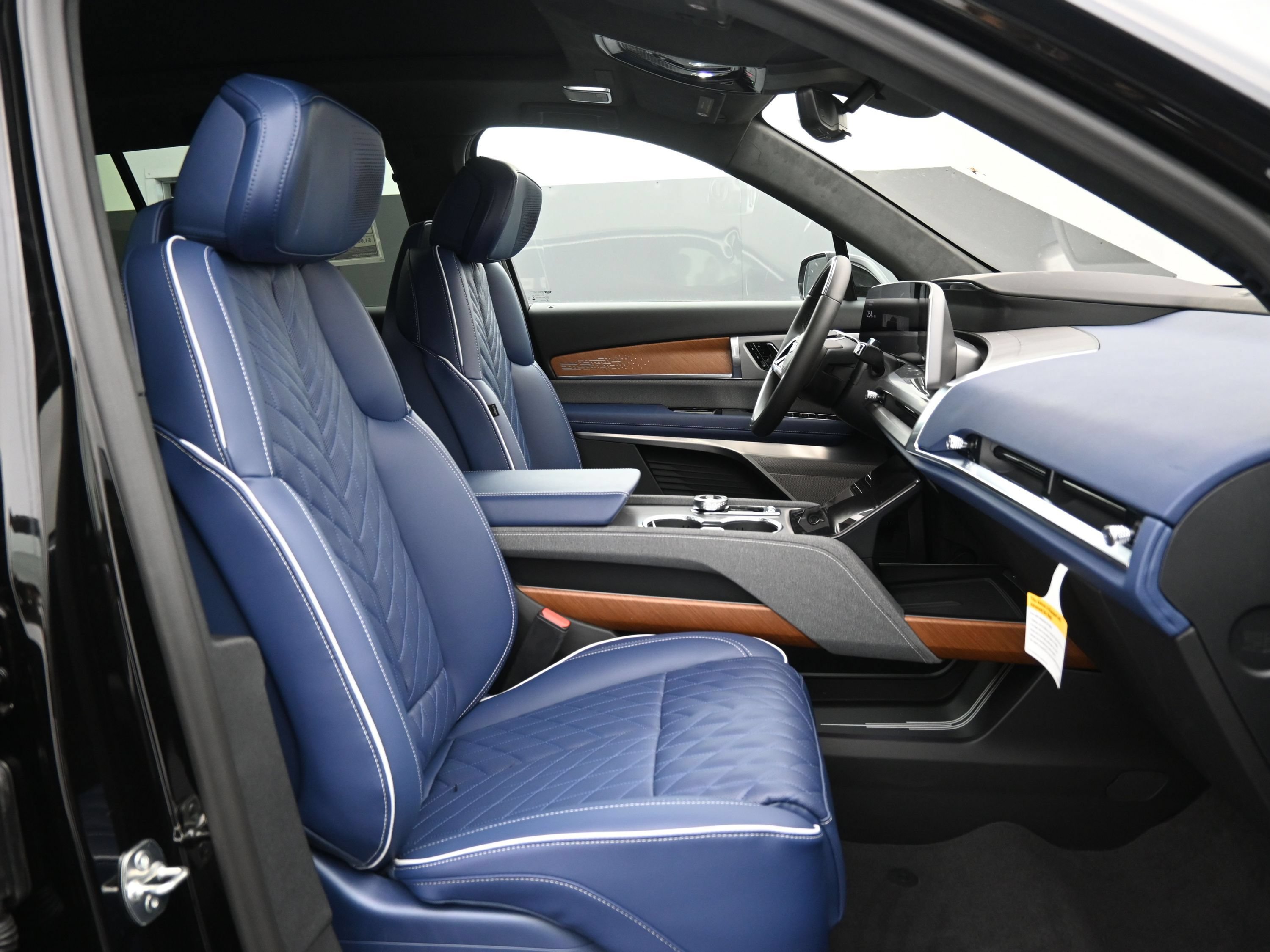 New 2026 Cadillac Vistiq Premium Luxury w/ LPO, Floor Liner Package AWD/4WD image 13