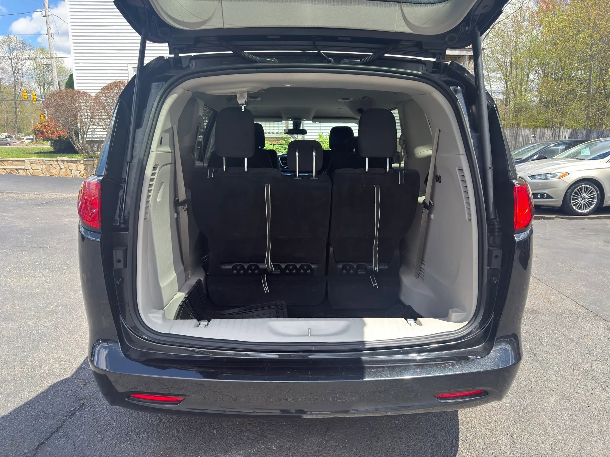 Used 2022 Chrysler Voyager LX FWD image 13