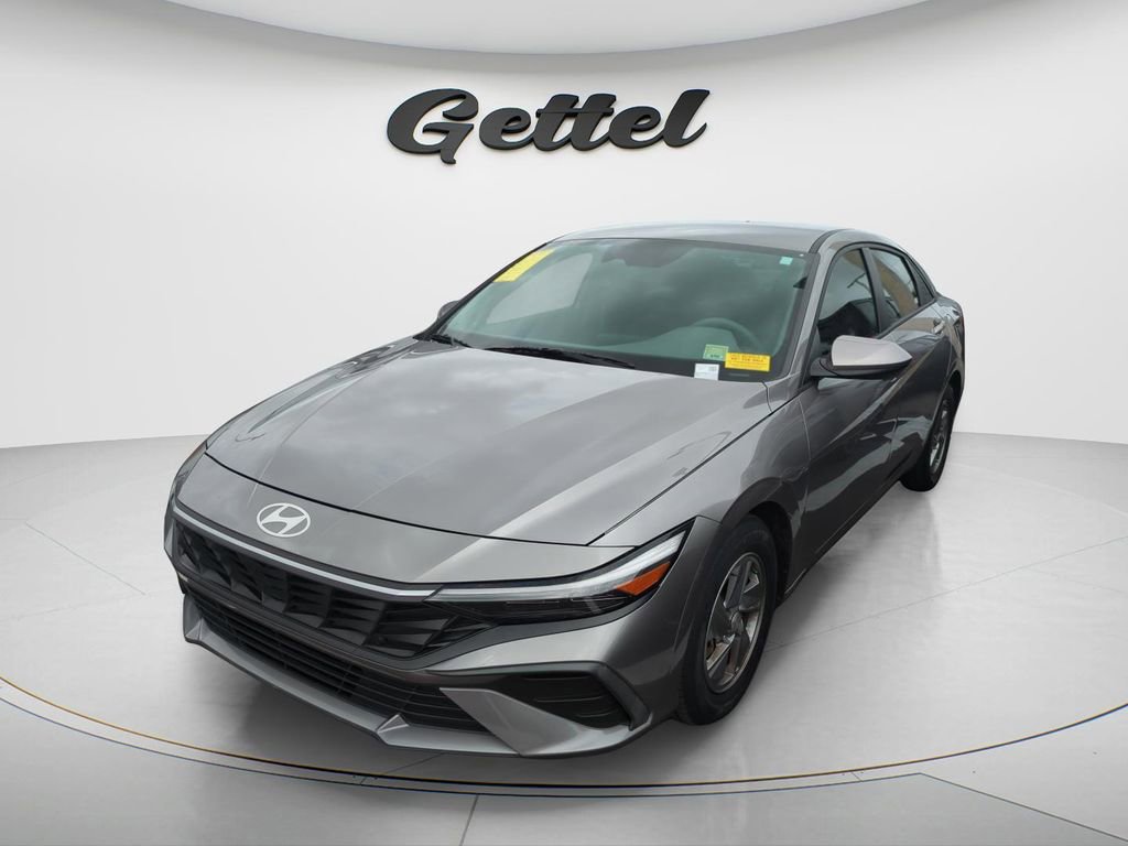 Certified 2024 Hyundai Elantra SE FWD image 2