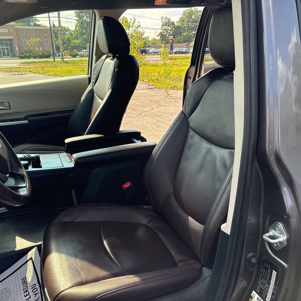 Used 2024 Toyota Sienna Platinum AWD/4WD image 5