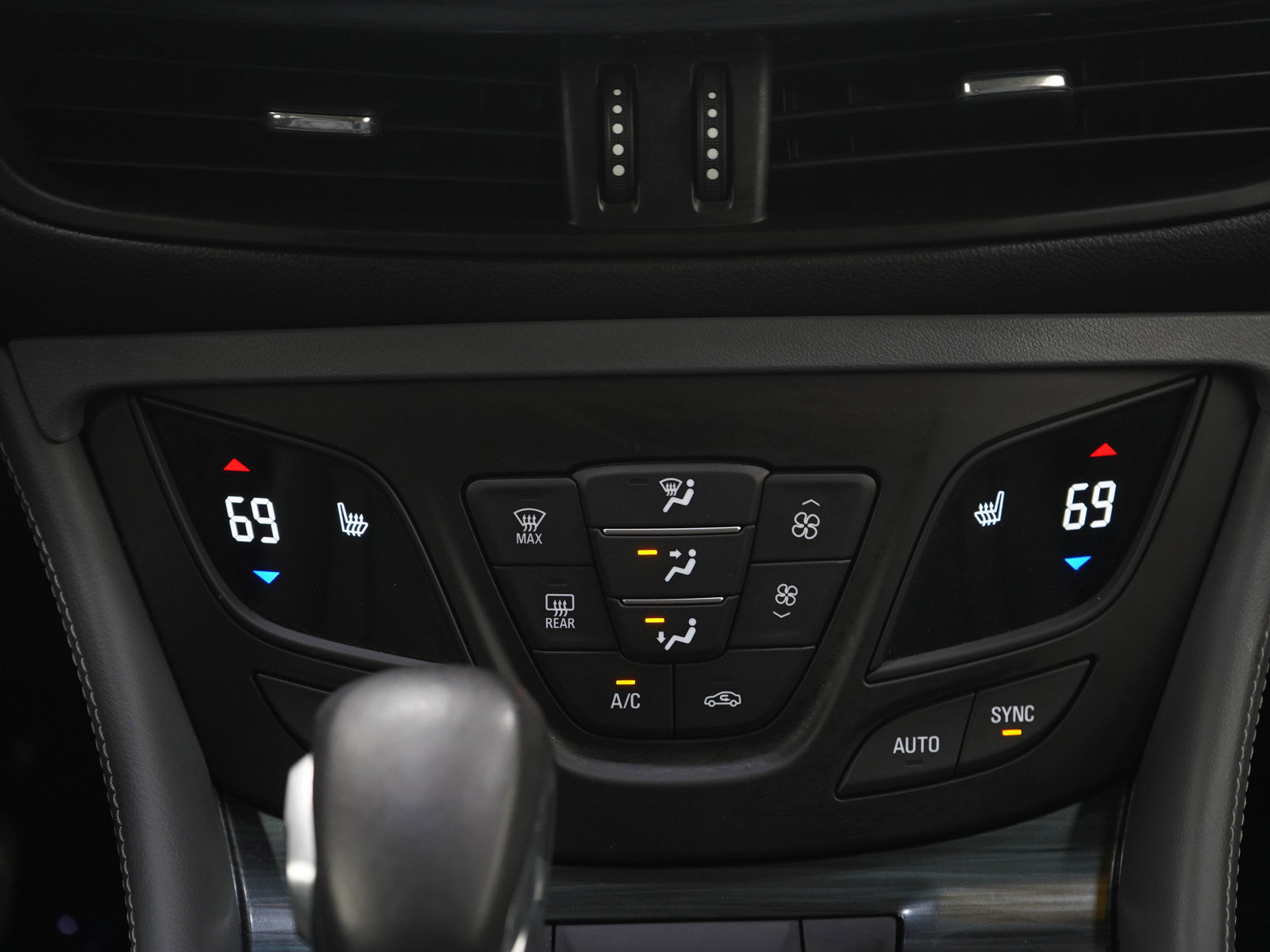 Used 2019 Buick Envision Essence image 16