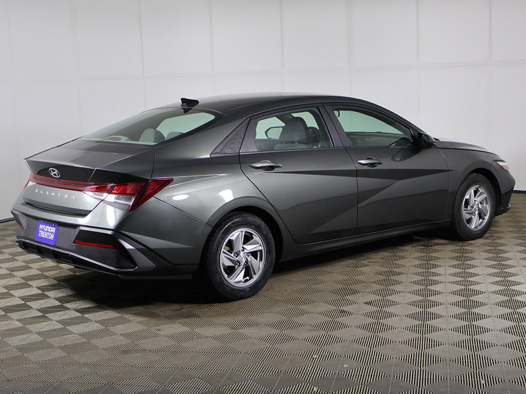 Used 2024 Hyundai Elantra SE FWD image 9