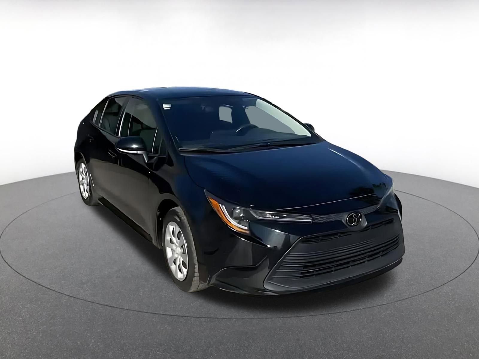 Used 2025 Toyota Corolla LE image 3