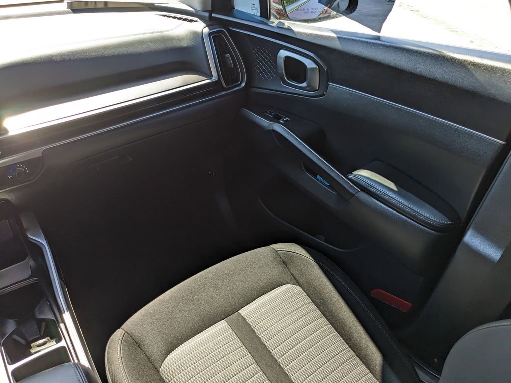 Certified 2025 Kia Sorento LX image 18