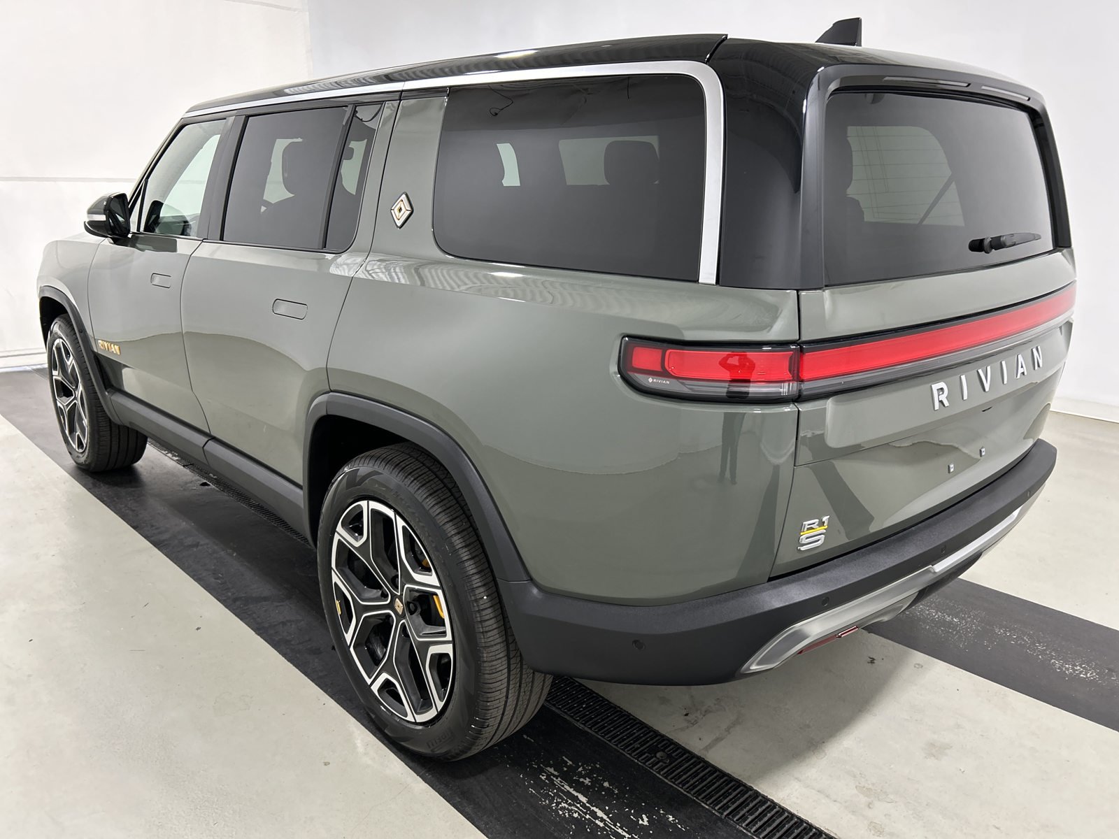 Used 2022 Rivian R1S Launch Edition Quad AWD/4WD image 3