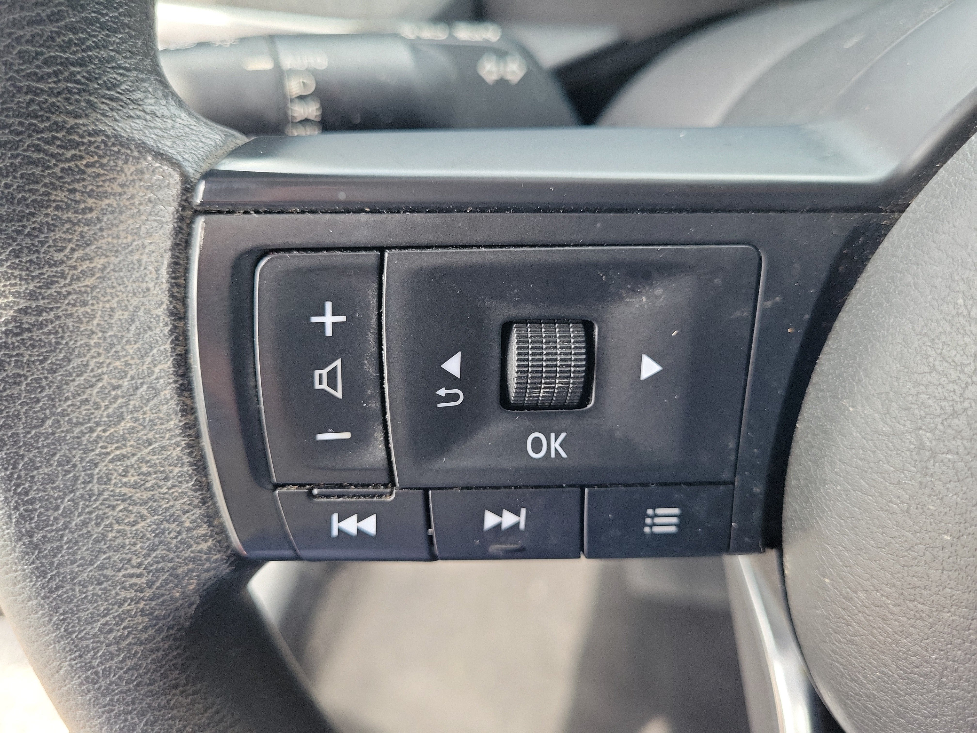 Certified 2025 Nissan Kicks SV w/ Charging Package FWD image 14