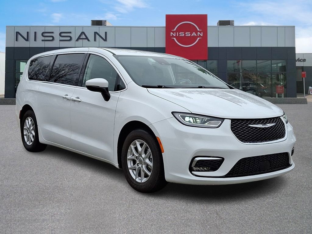 Used 2023 Chrysler Pacifica Touring-L image 1