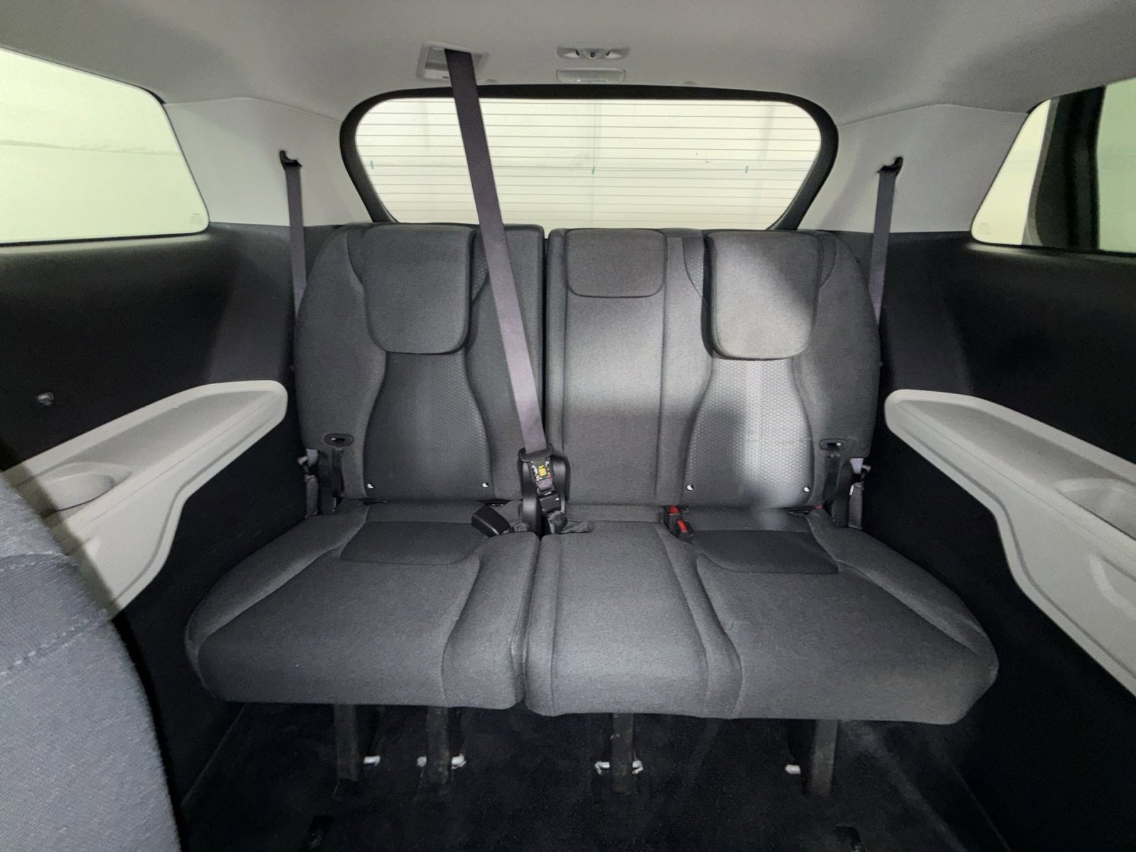 Used 2023 Kia Carnival LX image 24