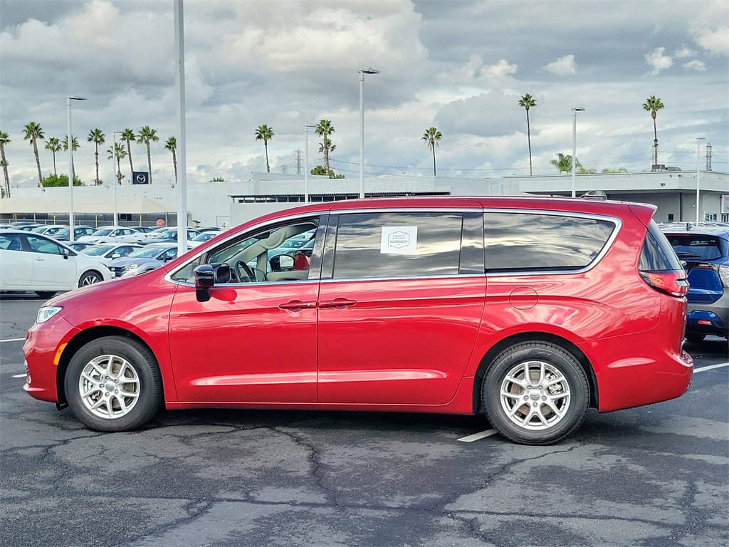 Used 2024 Chrysler Pacifica Touring-L image 2