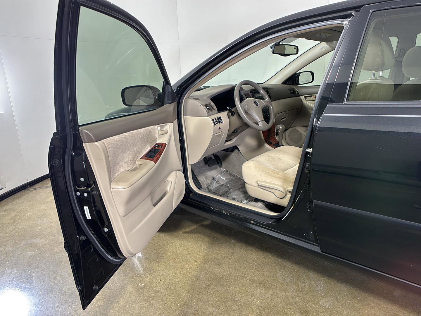 Used 2006 Toyota Corolla LE FWD image 2