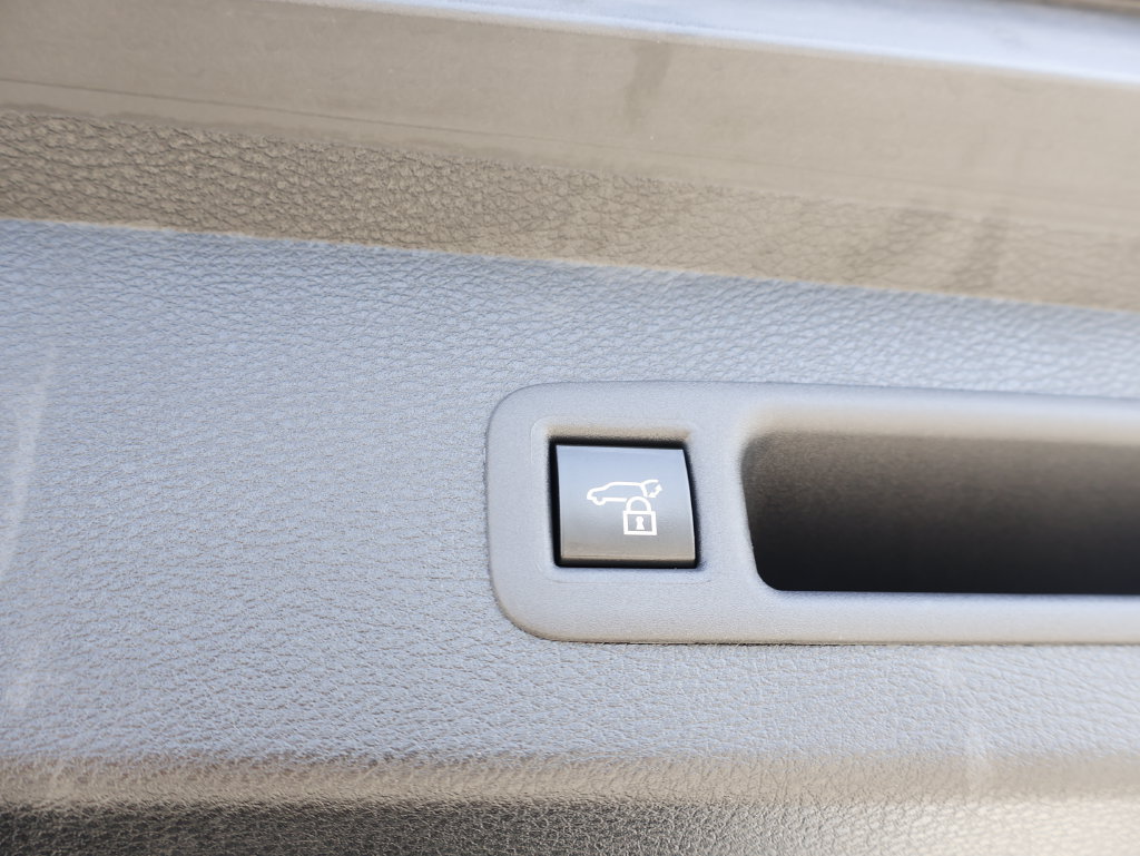 Used 2025 Toyota Sienna Platinum AWD/4WD image 9